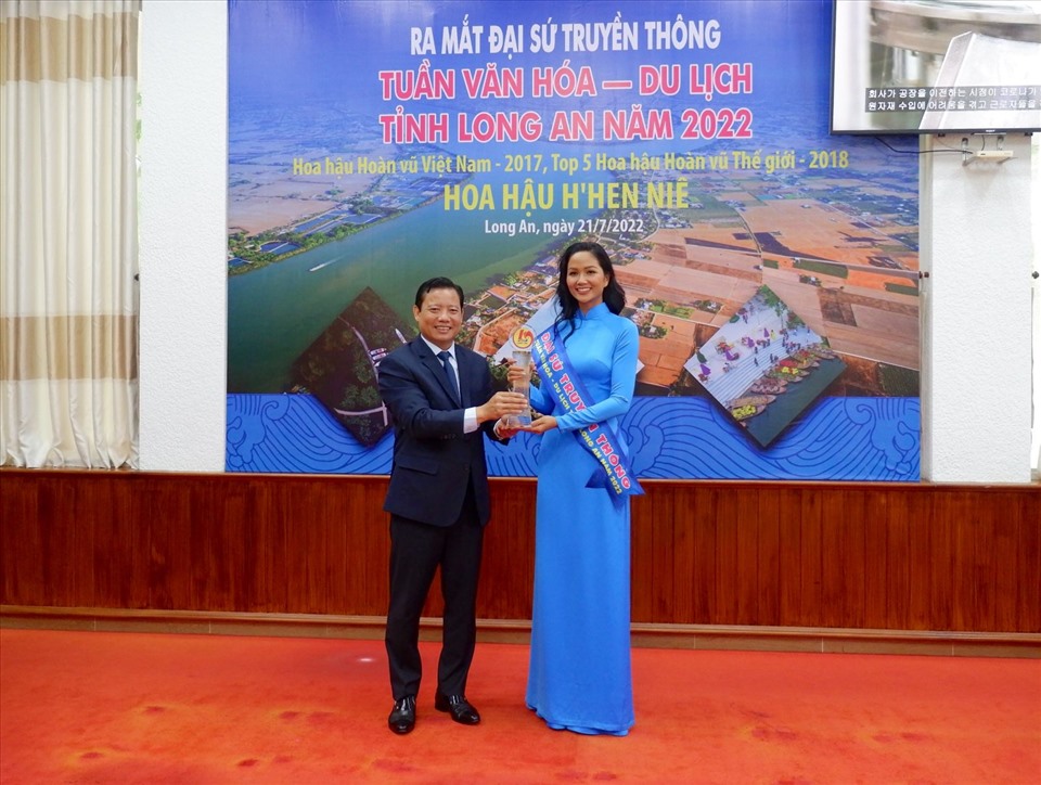 Hoa hậu H’hen Niê làm đại sứ Truyền thông Tuần Văn hóa - Du lịch tỉnh Long An năm 2022