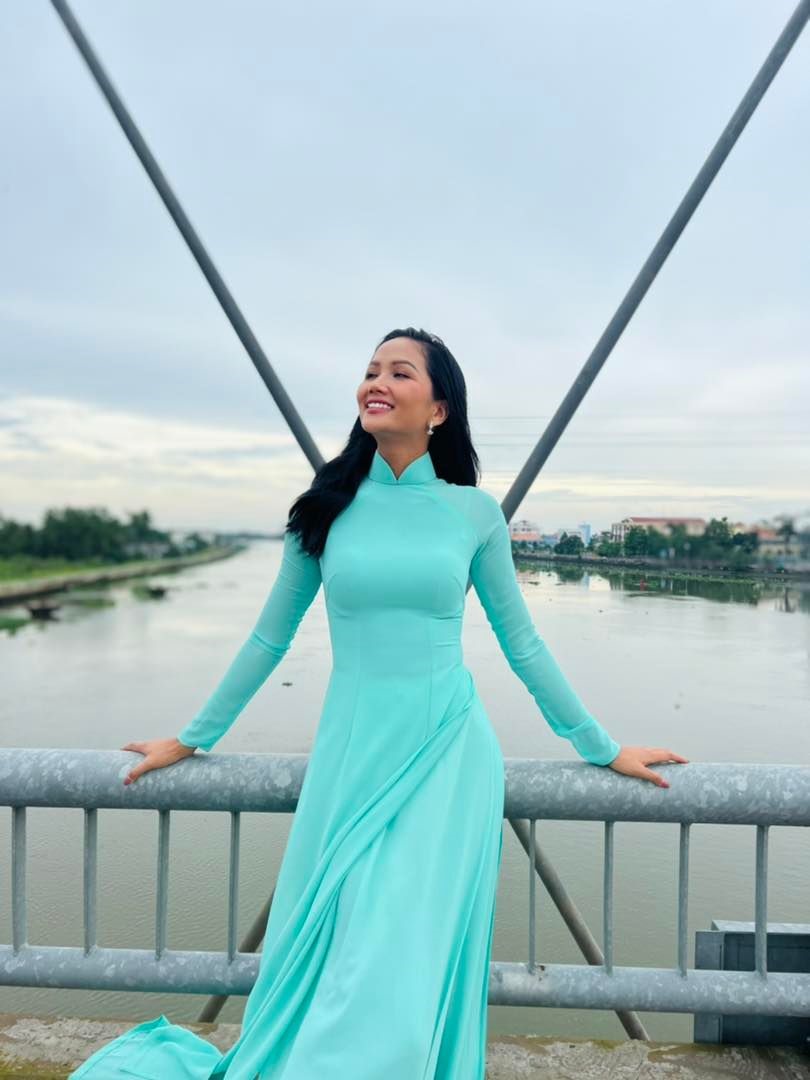H'Hen Niê diện áo dài thả dáng tại Long An. - Ảnh: Fanpage H'Hen Niê