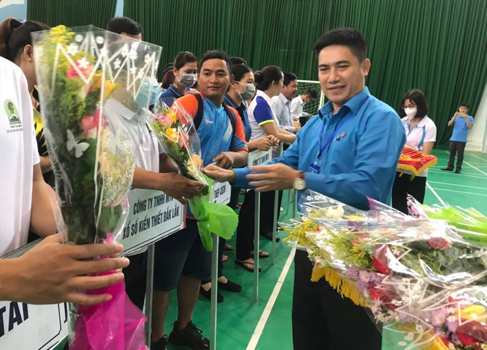 Ông Hoàng Anh Tuấn - Chủ tịch Công đoàn ngành Công thương tỉnh Đắk Lắk tặng hoa cho các đội tham dự. Ảnh: B.T