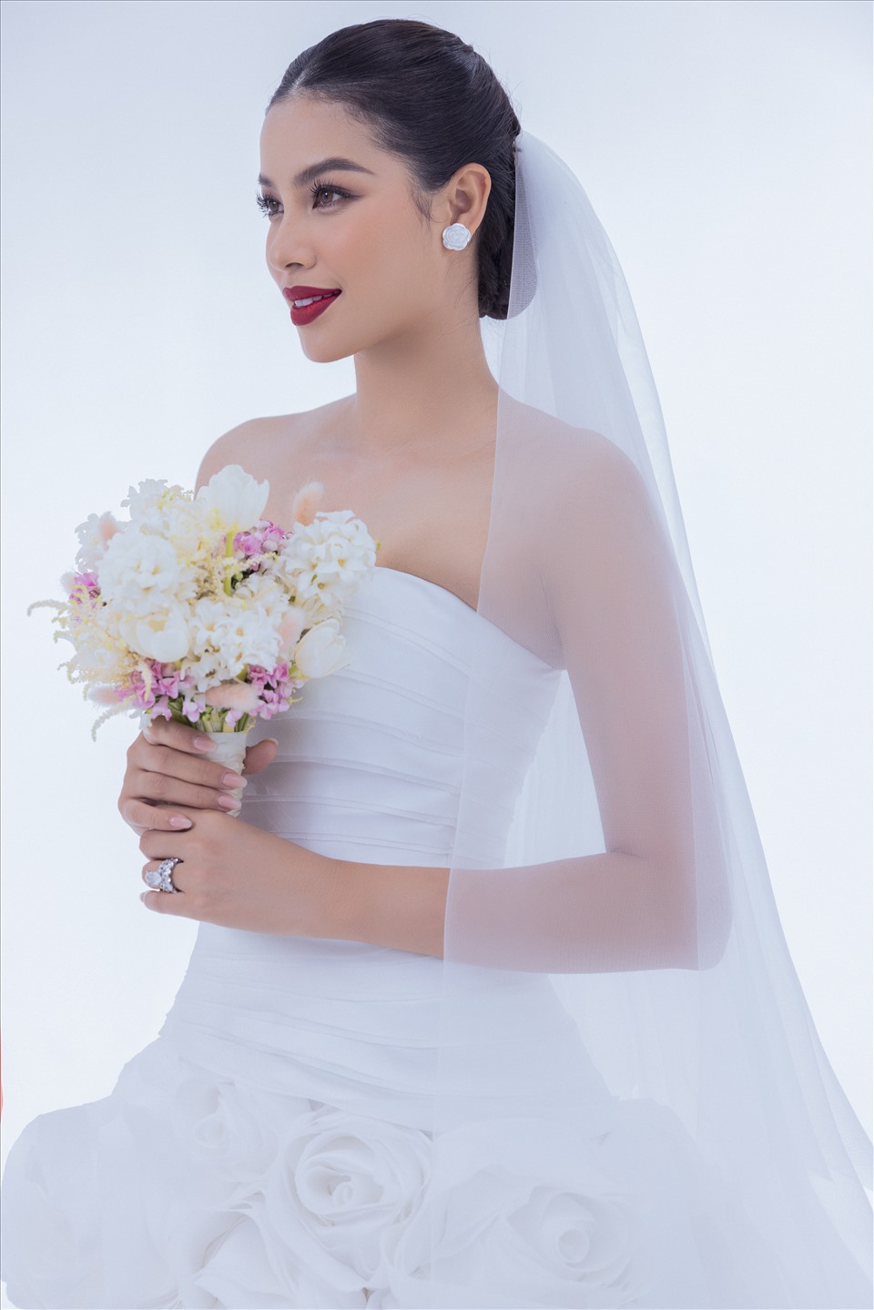 Nếu bạn yêu thích Phạm Hương và muốn biết thêm về ngày cưới của cô ấy, hãy xem ảnh cưới của cô ấy tại đây. Đó là những bức hình tuyệt đẹp, đầy ý nghĩa và cảm xúc.