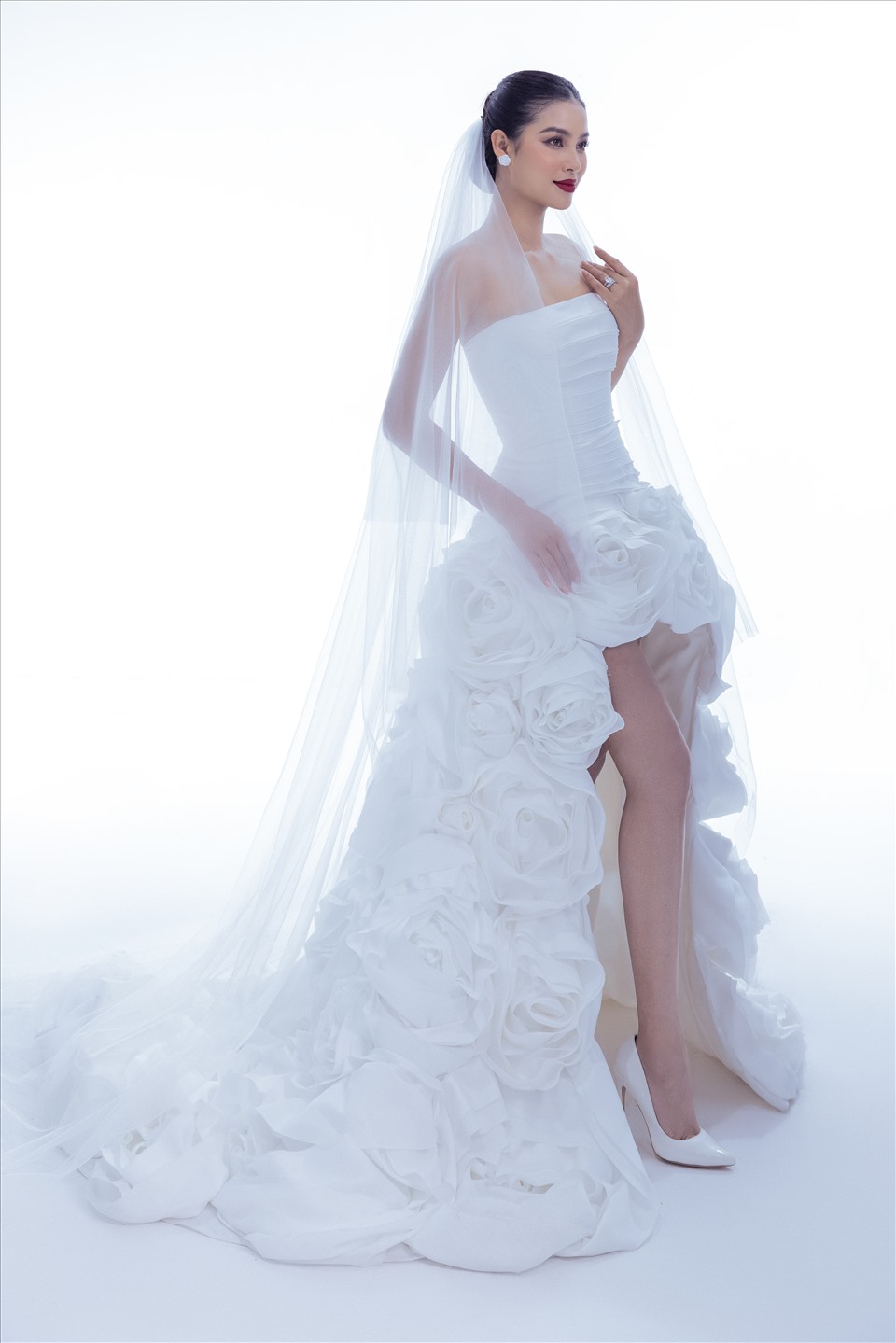 NTK Lê Thanh Hòa chuẩn bị ra mắt bộ sưu tập váy cưới dành cho mùa cưới 2022. Anh vừa “nhá hàng” vài thiết kế do Phạm Hương làm người mẫu.