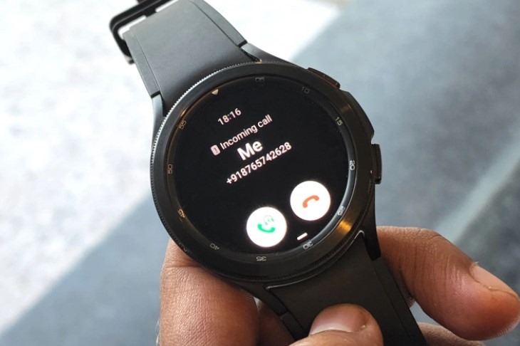 Samsung Galaxy Watch 4 cho phép người dùng nghe điện thoại bằng cử động cánh tay. Ảnh chụp màn hình