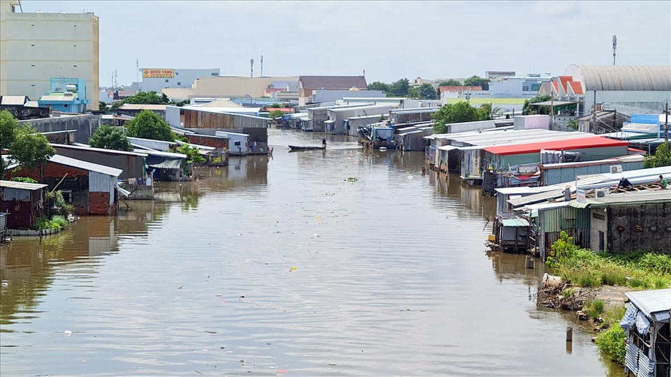 Ngay cả thành phố Cà Mau người dân cũng xây dựng nhà ven sông nên khi xảy ra thời tiết xấu rất dễ bị ảnh hưởng. Ảnh: Nhật Hồ