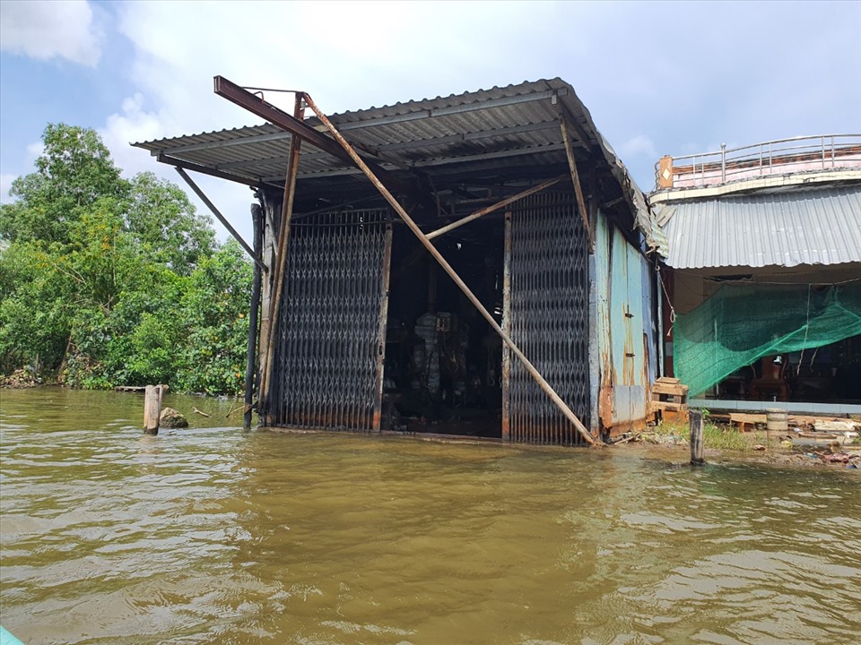 Do tập quán, nhiều người dân tỉnh Cà Mua xây nhà cặp mé sông nên khi mưa dông xảy ra rất dễ bị ảnh hưởng. Ảnh: Nhật Hồ