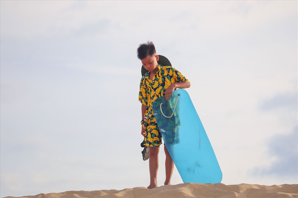 Đến với đồi cát Quang Phú, du khách không thể bỏ qua trò chơi trượt cát. Với 30.000 đồng, du khách đã có thể thuê ván trượt và thỏa thích trượt từ những đồi cát với độ cao khác nhau, tùy vào sở thích và độ ưa mạo hiểm của từng người.