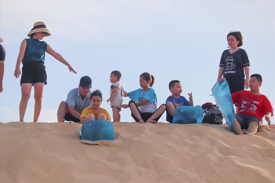 Không chỉ thu hút trẻ con, nhiều người lớn cũng tỏ ra vô cùng thích thú khi tham gia trượt cát tại đây.