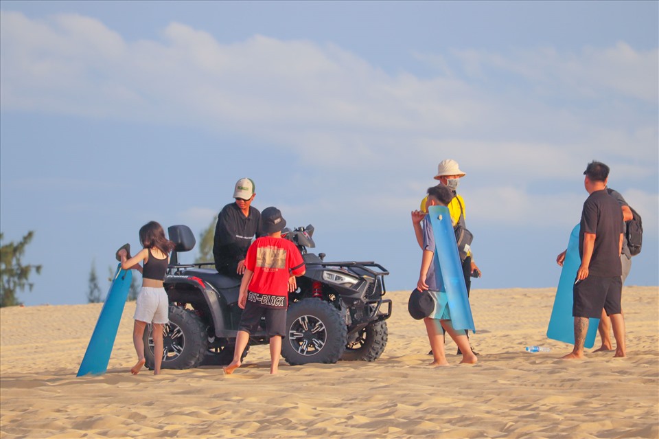 Sau thời gian dài vắng bóng du khách vì dịch COVID-19, đồi cát Quang Phú giờ đây đã lại sôi động, thu hút rất đông khách du lịch.