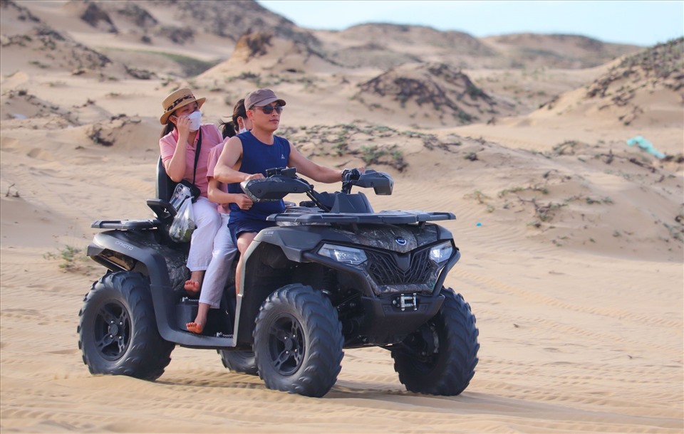 Ngoài trượt cát, du khách cũng có thể trải nghiệm đi xe mạo hiểm trên cát với giá thuê khoảng 300.000/15 phút và 500.000/30 phút.