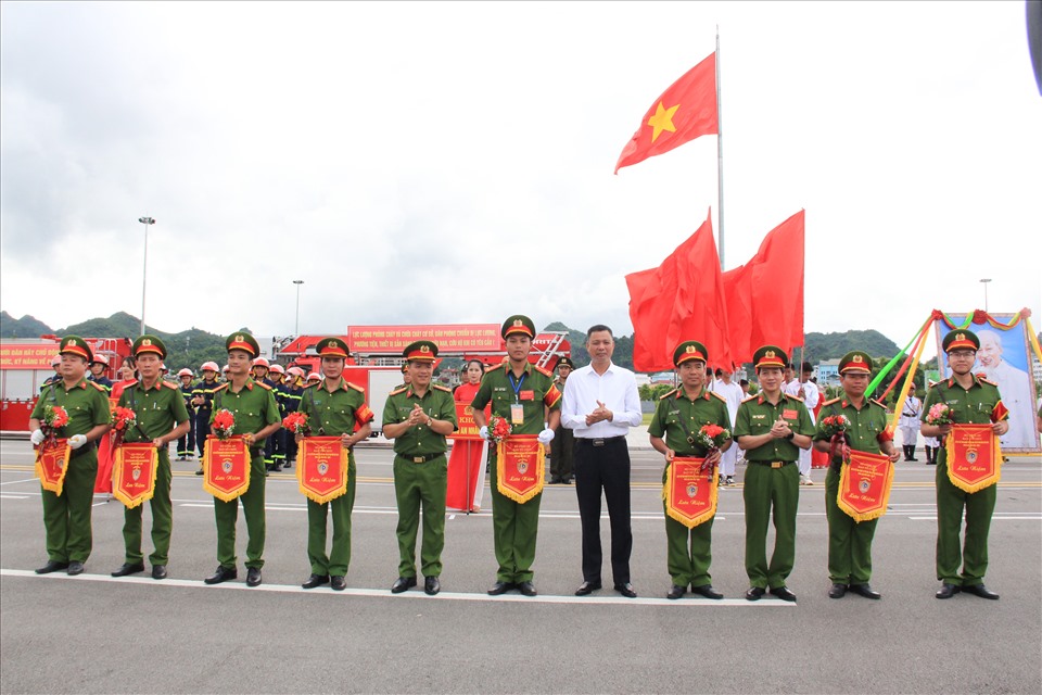 Ông Nguyễn Thành Công - Phó Chủ tịch UBND tỉnh Sơn La và Đại tá Nguyễn Minh Khương – Phó Cục trưởng Cục Cảnh sát PCCC&CNCH trao cờ lưu niệm cho các Đoàn tham gia Hội thi. Ảnh: Thiên Hùng.