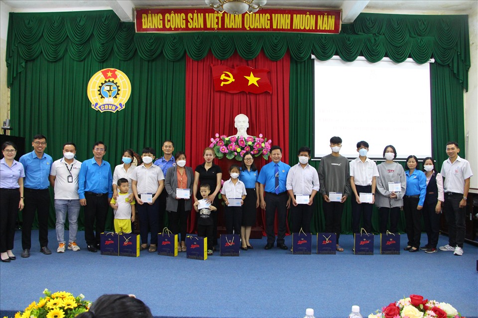 Ban thường vụ LĐLĐ tỉnh Đồng Nai đã tổ chức chương trình trao “Sổ tiết kiệm Công đoàn Việt Nam” cho 12 trẻ em mồ côi có cha, mẹ là đoàn viên công đoàn tử vong do COVID-19. Ảnh: Hà Anh Chiến