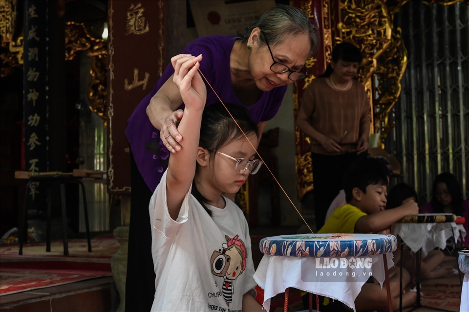 Bà Trần Thị Khánh Vân – tổ trưởng tổ thêu làng Tây Mỗ, quận Nam Từ Liêm, thành phố Hà Nội chia sẻ: “Chúng tôi mong muốn thông qua lớp học để truyền lại cho lớp trẻ tinh thần của tổ thêu ngày xưa. Sau hơn 40 năm trở lại với nghề, tôi rất hồi hộp và xúc động khi chứng kiến từ buổi đầu vụng về không biết cái kim sợi chỉ là gì của các cháu nhỏ.”