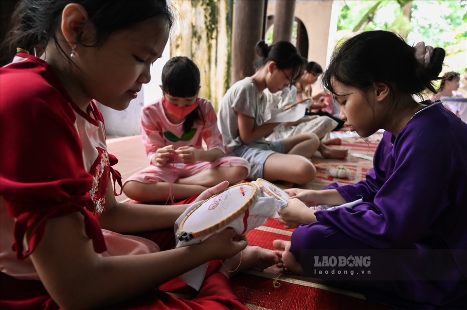 Là một trong những thành viên đầu tiên của lớp học, em Nguyễn Vân Khánh (9 tuổi) luôn háo hức với mỗi buổi được tới lớp học thêu. “Bà và mẹ em đều biết thêu và hay may đồ cho em chính vì vậy em rất muốn tham gia lớp học này, hơn nữa em đã học vẽ được 4 năm nên khi học thêu không hề cảm thấy khó khăn mà rất thú vị”, Vân Khánh chia sẻ thêm.