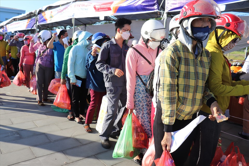 Hàng dài công nhân lao động xếp hàng tính tiền bằng phiếu mua hàng tại Phiên chợ công nhân. Ảnh: Nguyễn Linh