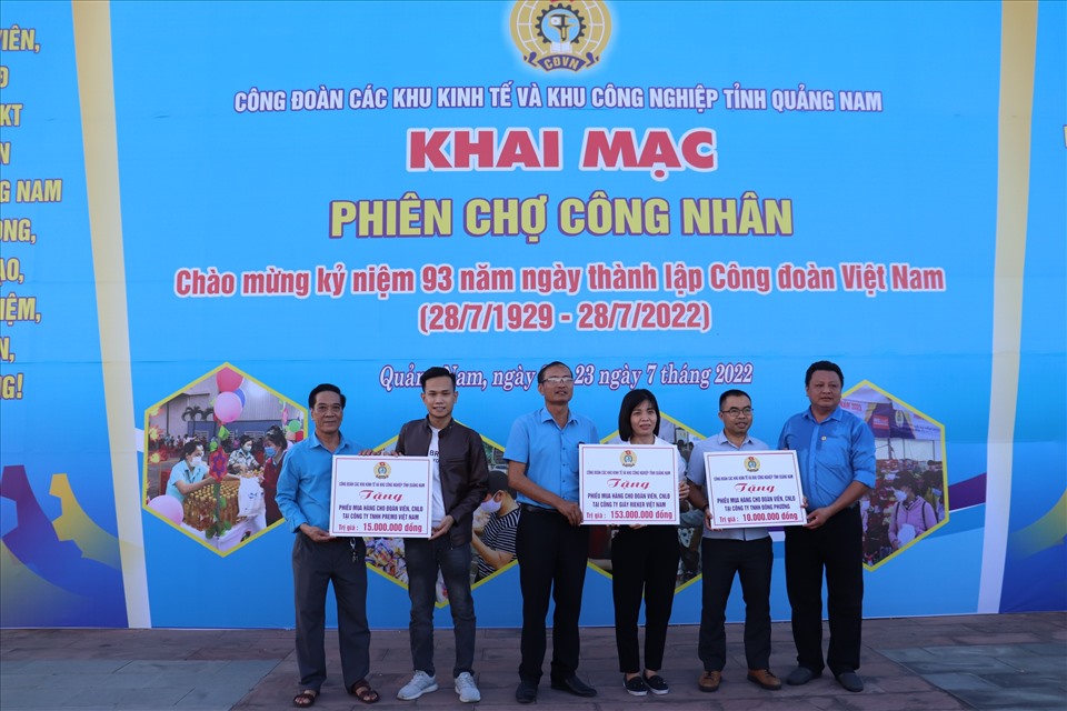 Đây là Phiên chợ công nhân đầu tiên được tổ chức tại Quảng Nam. Ảnh: Nguyễn Linh
