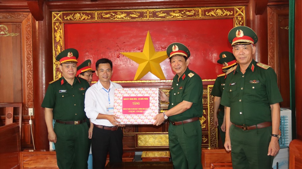 Trung tướng Huỳnh Chiến Thắng - Ủy viên BCH Trung ương Đảng, Phó Tổng tham mưu trưởng QĐND Việt Nam tặng quà của Quân uỷ Trung ương, Bộ Quốc phòng cho Ban quản lý Nghĩa trang. Ảnh: TK