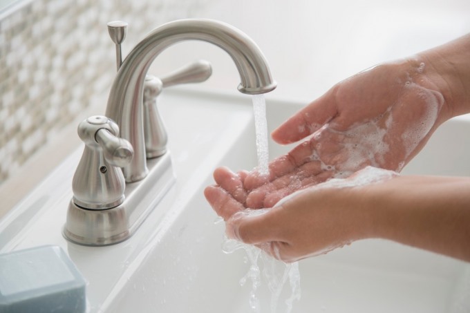 Thường xuyên rửa tay sạch sẽ sau khi đi từ ngoài đường về nhà, nhất là khi tiếp xúc với người có biểu hiện cảm cúm.