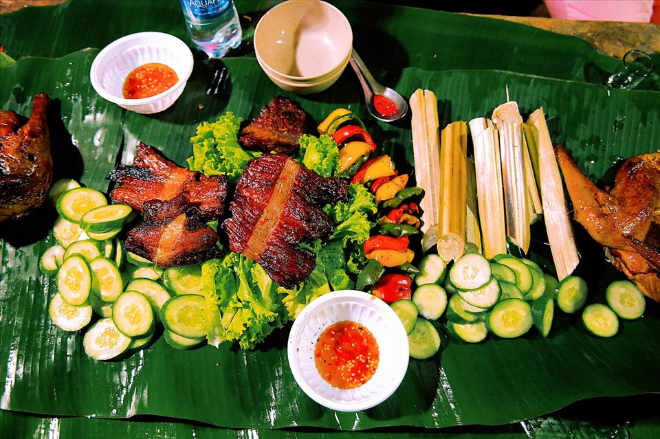 Bữa ăn do đoàn chuẩn bị.