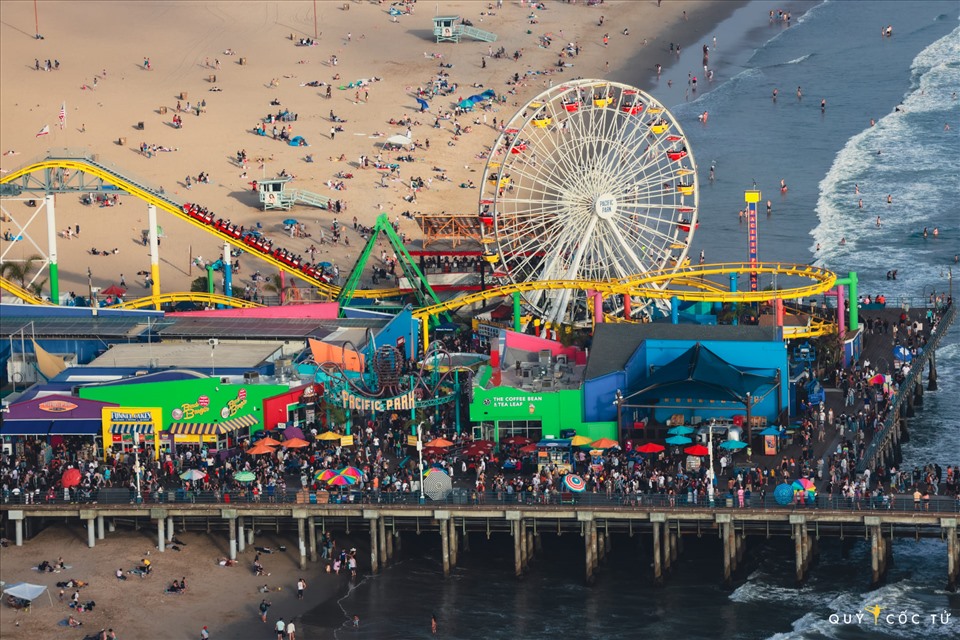Biển Santa Monica náo nhiệt, đông đúc mùa hè.