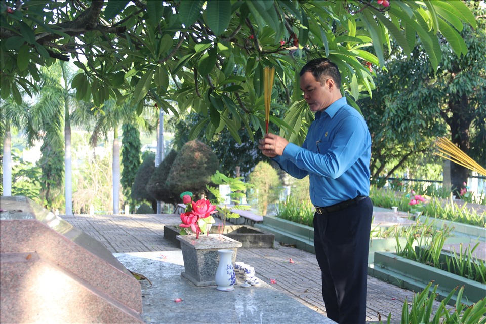 Chủ tịch Tổng LĐLĐ Việt Nam dâng hương tại nghĩa trang liệt sĩ.