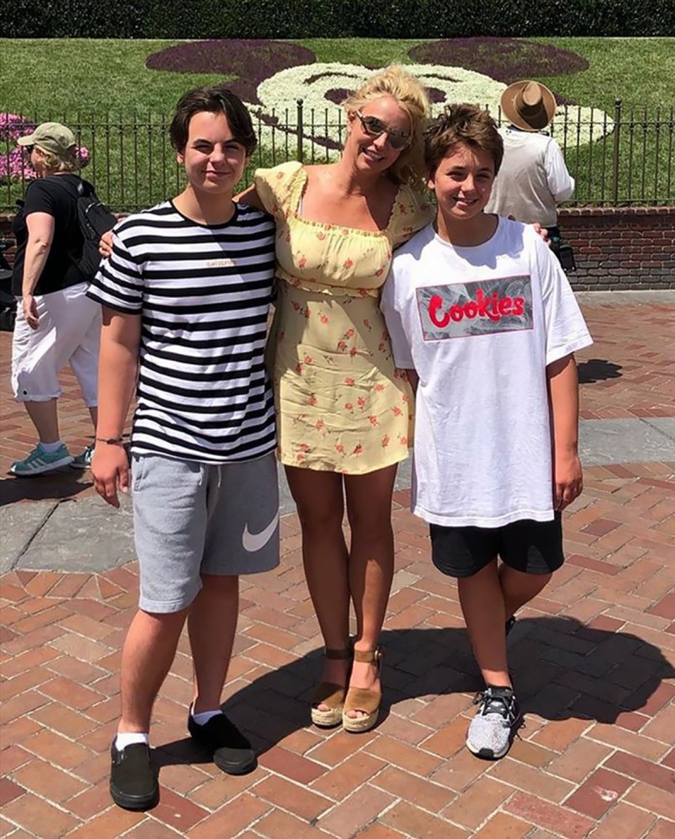 Britney Spears bên 2 cậu con trai đang ở độ tuổi trưởng thành. Ảnh: Xinhua