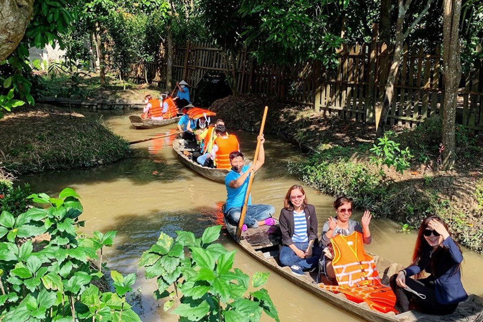 Khách du lịch trải nghiệm Khu du lịch sinh thái vườn trái cây Phi Yến tại huyện Phong Điền, Cần Thơ. Ảnh: Báo Cần Thơ