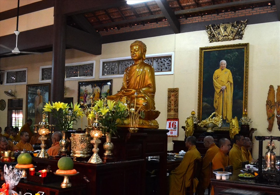 Không khí trang nghiêm của buổi cúng tại ngôi chùa Phật giáo Việt Nam. Ảnh: TM
