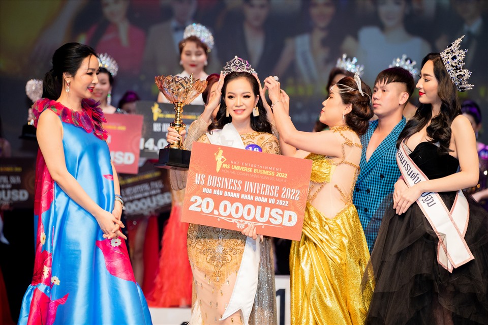Trần Thị Ngọc Hoan đã có phần thi ứng xử tốt để đăng quang tại “Hoa hậu Doanh nhân Hoàn vũ 2022“. Ảnh:CMH