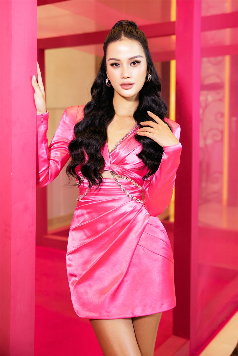 Hương Lý vẫn nổi bật dù mặc chiếc váy tông hồng đơn giản. Ảnh:CMH