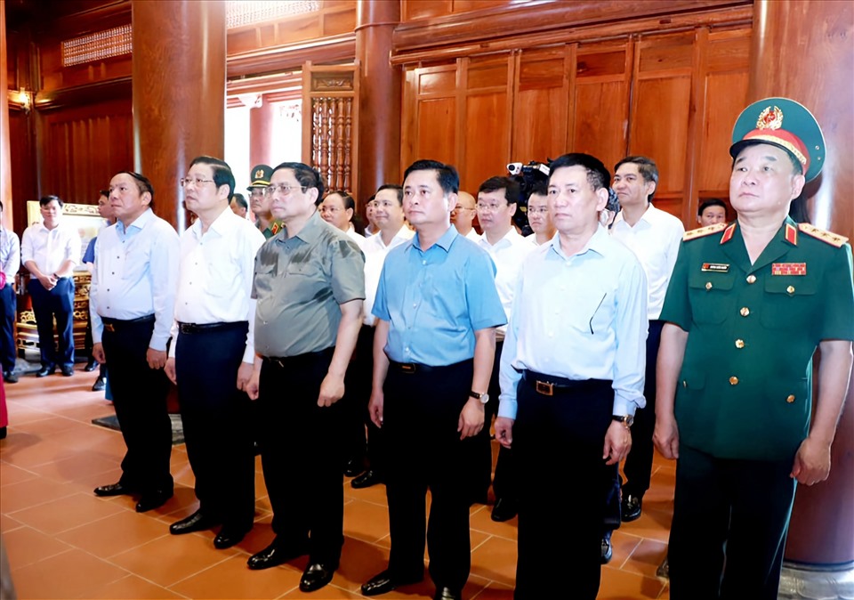 Đoàn đại biểu trang nghiêm, thành kính trước anh linh Chủ tịch Hồ Chí Minh.  Ảnh: QĐ