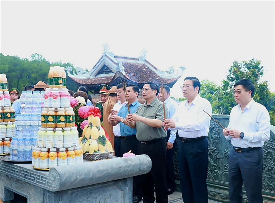 Thủ tướng Chính phủ Phạm Minh Chính cùng các đại biểu Trung ương, tỉnh Nghệ An thành kính dâng hương tại đền Chung Sơn.  Ảnh: QĐ