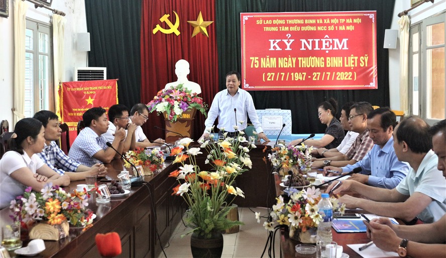 Ông Nguyễn Văn Phong làm việc với Trung tâm Điều dưỡng người có công số 1 Hà Nội.