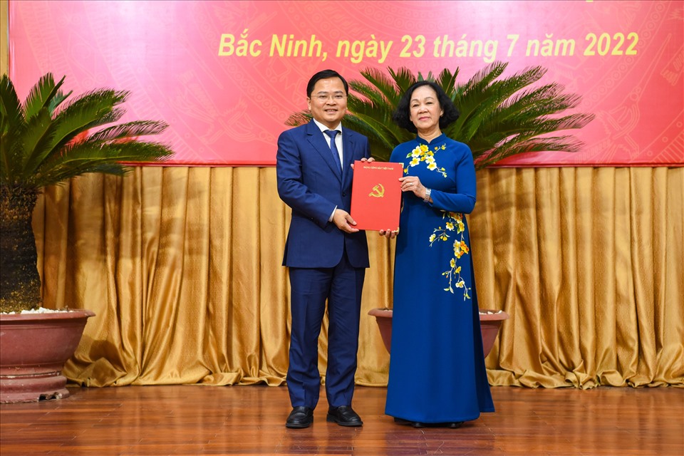 Trưởng Ban Tổ chức Trung ương Trương Thị Mai trao quyết định bổ nhiệm Bí thư Tỉnh ủy Bắc Ninh cho ông Nguyễn Anh Tuấn.