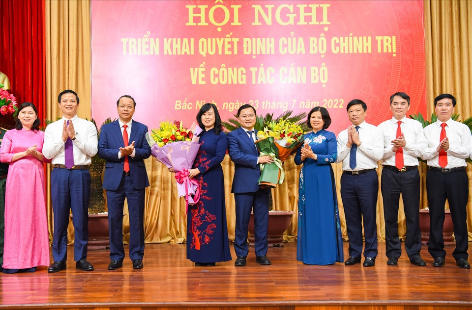 Ban Thường vụ Tỉnh ủy Bắc Ninh chúc mừng quyền Bộ trưởng Bộ Y tế Đào Hồng Lan và tân Bí thư Tỉnh ủy Bắc Ninh Nguyễn Anh Tuấn.