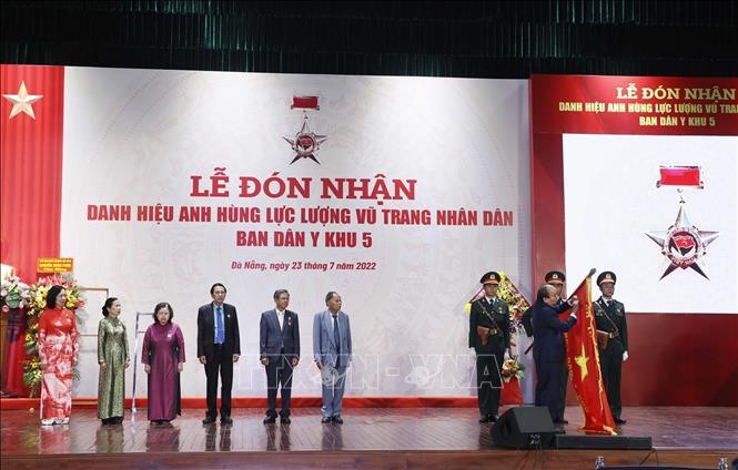 Chủ tịch nước Nguyễn Xuân Phúc trao tặng Danh hiệu Anh hùng Lực lượng vũ trang nhân dân cho Ban Dân Y Khu 5. Ảnh: Thống Nhất/TTXVN