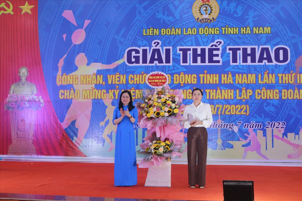 Bà Đinh Thị Lụa - Phó Bí thư Thường trực Tỉnh ủy Hà Nam (bên phải) tặng hoa chúc mừng Giải thể thao công chức, viên chức, lao động tỉnh lần thứ III năm 2022.