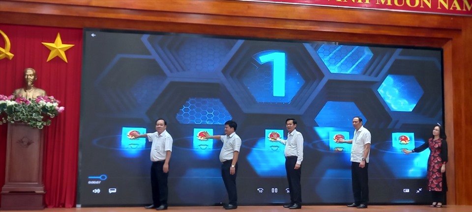 Lãnh đạo tỉnh Kiên Giang thực hiện nghi thức vận hành Cổng thông tin hỗ trợ doanh nghiệp tỉnh Kiên Giang. Ảnh: HX