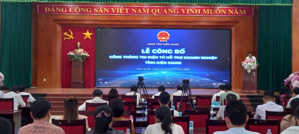 Quang cảnh buổi lễ công bố vận hàng Cổng thông tin hỗ trợ doanh nghiệp tỉnh Kiên Giang. Ảnh: HX