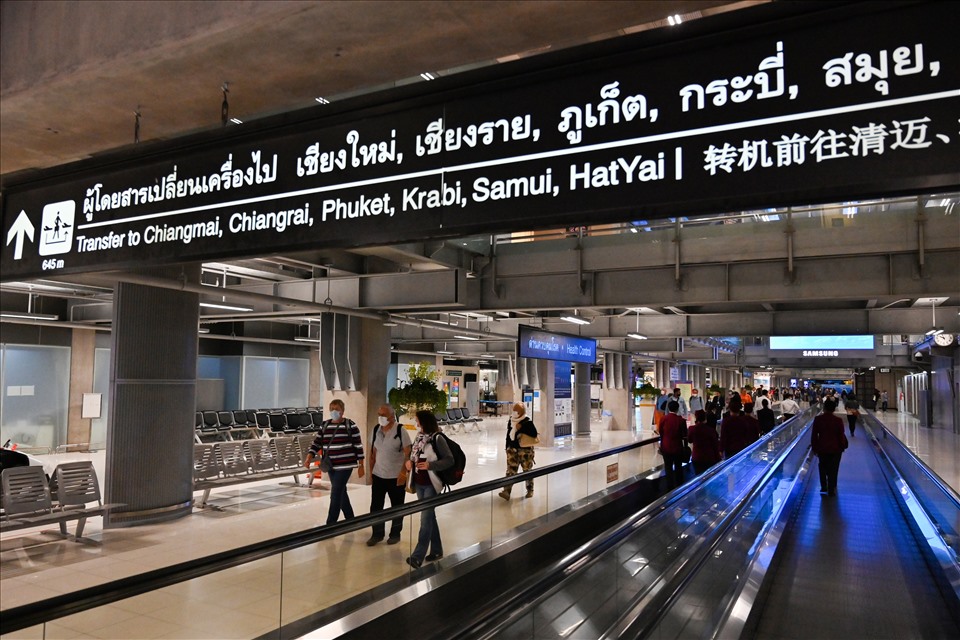 Hành khách di chuyển tại sân bay quốc tế Suvarnabhumi, Bangkok, Thái Lan. Ảnh: AFP