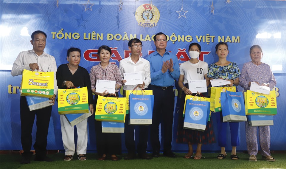 Ông Nguyễn Đình Khang trao quà cho thân nhân các liệt sĩ Gạc Ma.