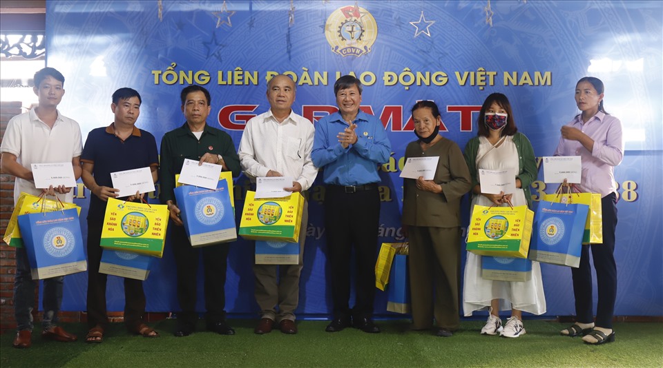 Ông Trần Thanh Hải - Phó Chủ tịch Tổng LĐLĐ Việt Nam tặng quà cho gia đình liệt sĩ Gạc Ma.