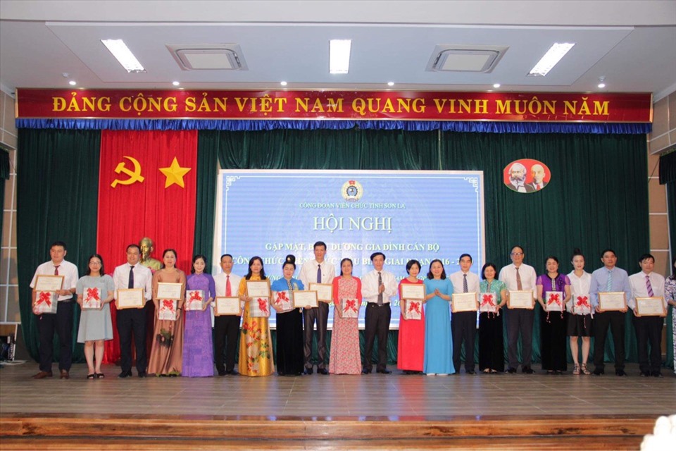 Chị Cà Thị Hoan tại Hội nghị biểu dương gia đình CBCCVC tiêu biểu giai đoạn 2016-2021 do CĐVC tỉnh Sơn La tổ chức.