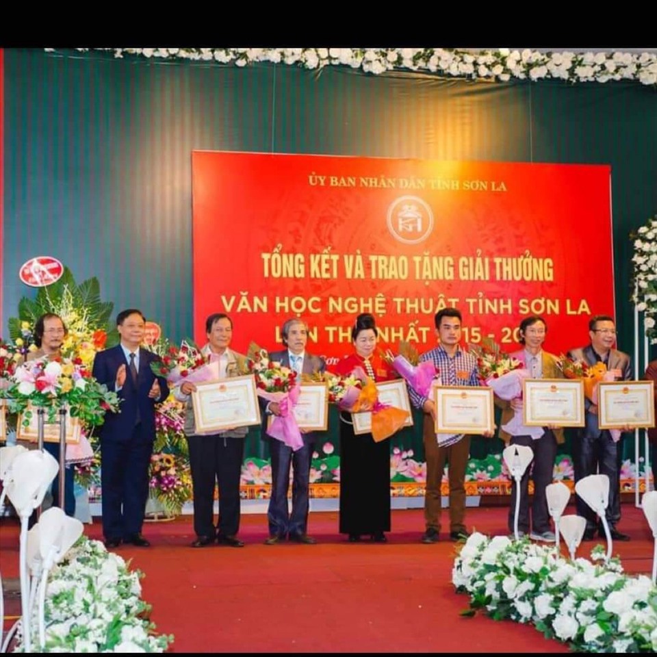 Chị Hoan nhận giải A tại Lễ trao giải cuộc thi sáng tác Văn học nghệ thuật tỉnh Sơn La năm 2018. Ảnh: NVCC