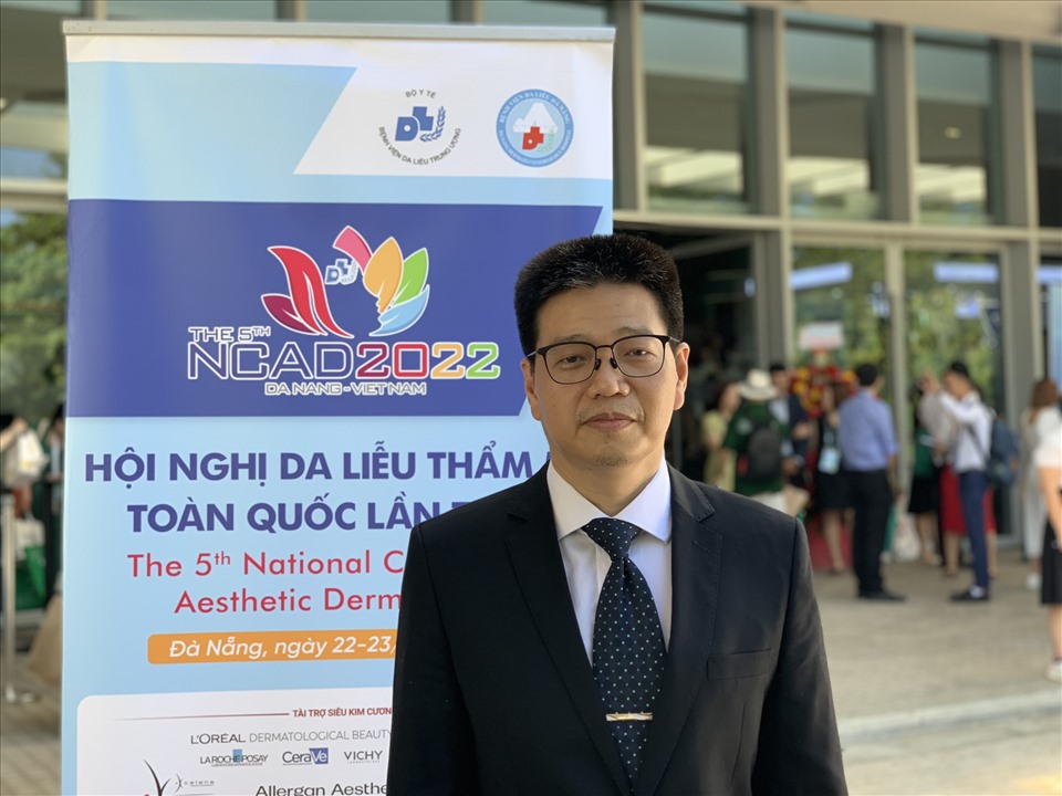 PGS Nguyễn Hữu Doanh trả lời báo chí bên lề hội nghị Da liễu toàn quốc. Ảnh: PV