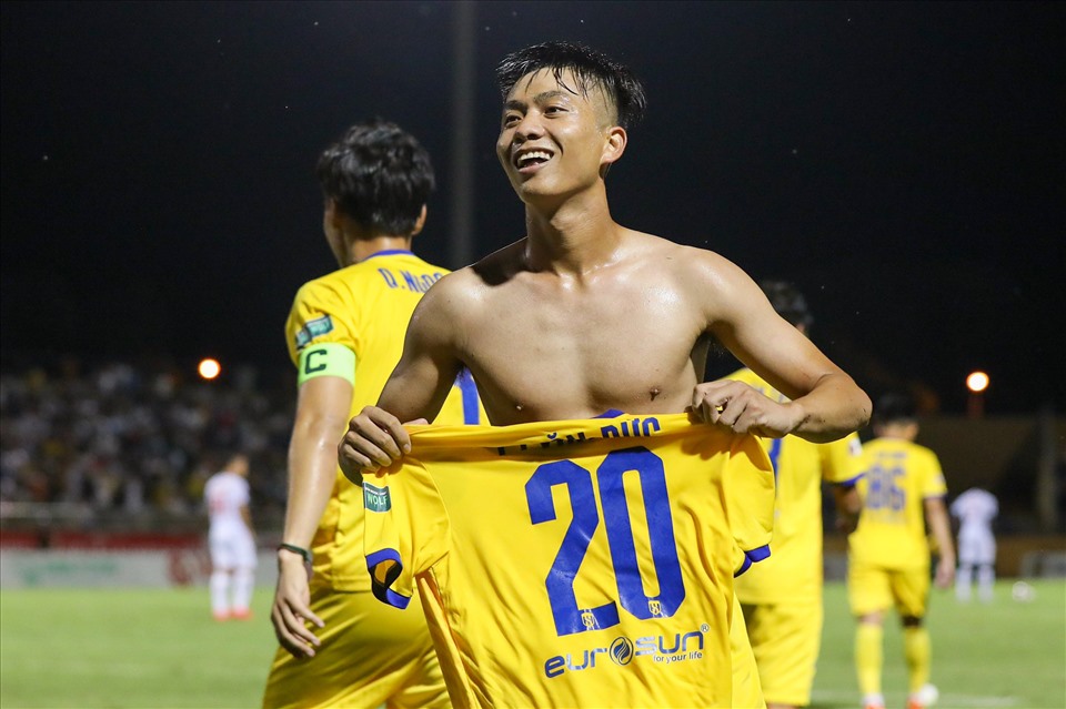 Tuy nhiên phẩm chất ngôi sao vẫn được tiền đạo người Yên Thành phát huy đúng lúc. Phút 60, Văn Đức tung người móc bóng trong vòng cấm đối phương nâng tỉ số lên 2-0 cho Sông Lam Nghệ An.