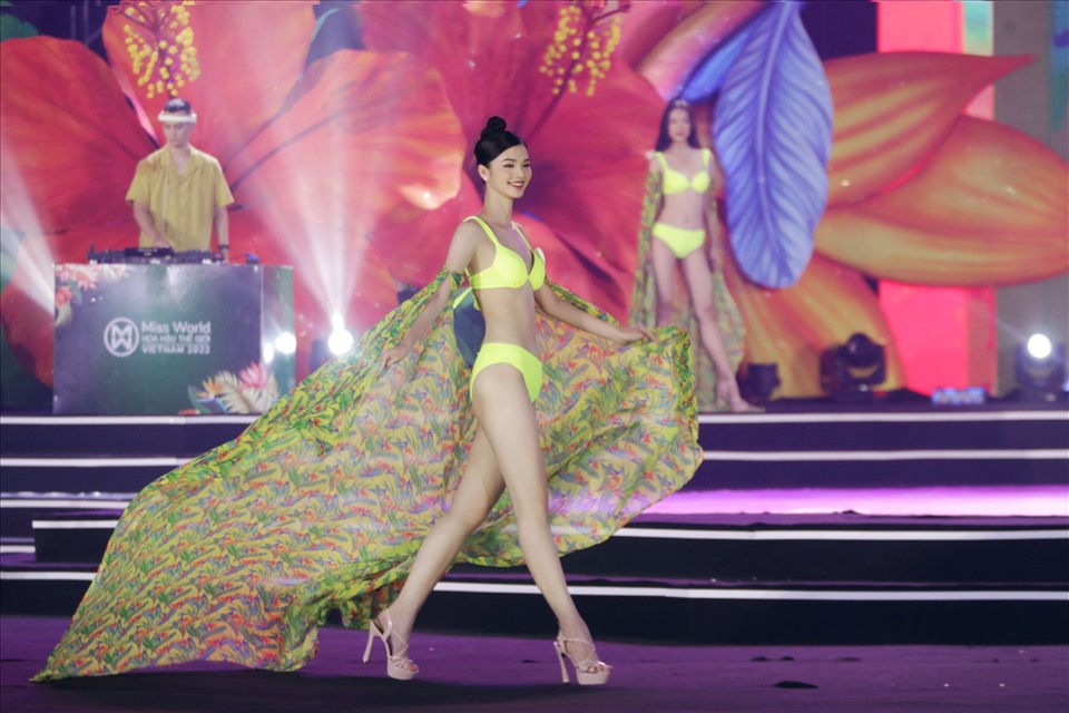 ừ top 5 Người đẹp biển, một lần nữa các thí sinh Miss World Vietnam 2022 được BTC mang đến thử thách trả lời câu hỏi trực tiếp về những vấn đề liên quan về môi trường biển.   Có thể nói, Người đẹp biển năm nay của Miss World Vietnam 2022 bất ngờ thay đổi format. Không chỉ chú trọng vẻ đẹp hình thể và kỹ thuật trình diễn, phần thi Người đẹp biển năm nay của Miss World Việt Nam còn có một phần thử thách cho các thi sinh.