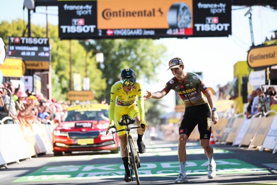 Jonas Vingegaard về đích trong sự chào đón của đồng đội Van Aert. Ảnh: Letour