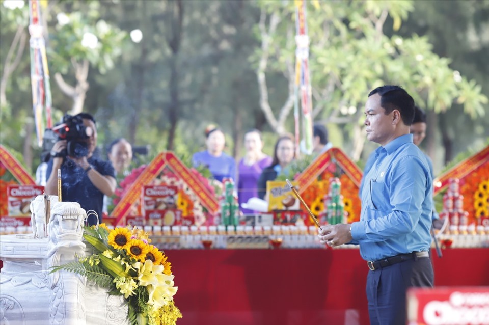 Ông Đặng Ngọc Tùng- Nguyên chủ tịch Tổng LĐLĐ Việt Nam và  ông Nguyễn Đình Khang - Ủy viên Trung ương Đảng, Chủ tịch Tổng Liên đoàn Lao động Việt Nam dâng hương tại lễ tưởng niệm.