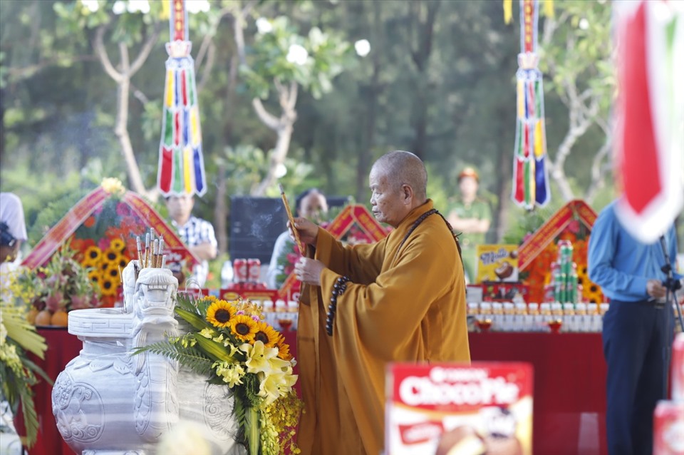 Đại diện Trung ương Giáo hội Phật giáo Việt Nam dâng hương tưởng nhớ anh hùng liệt sĩ Gạc Ma.