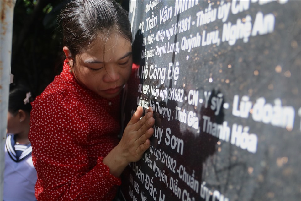 Con gái liệt sĩ Phan Huy Sơn (quê huyện Diễn Châu, Nghệ An) lần đầu có mặt tại lễ tưởng niệm không nén được xúc động lần theo từng dòng chữ tên cha.