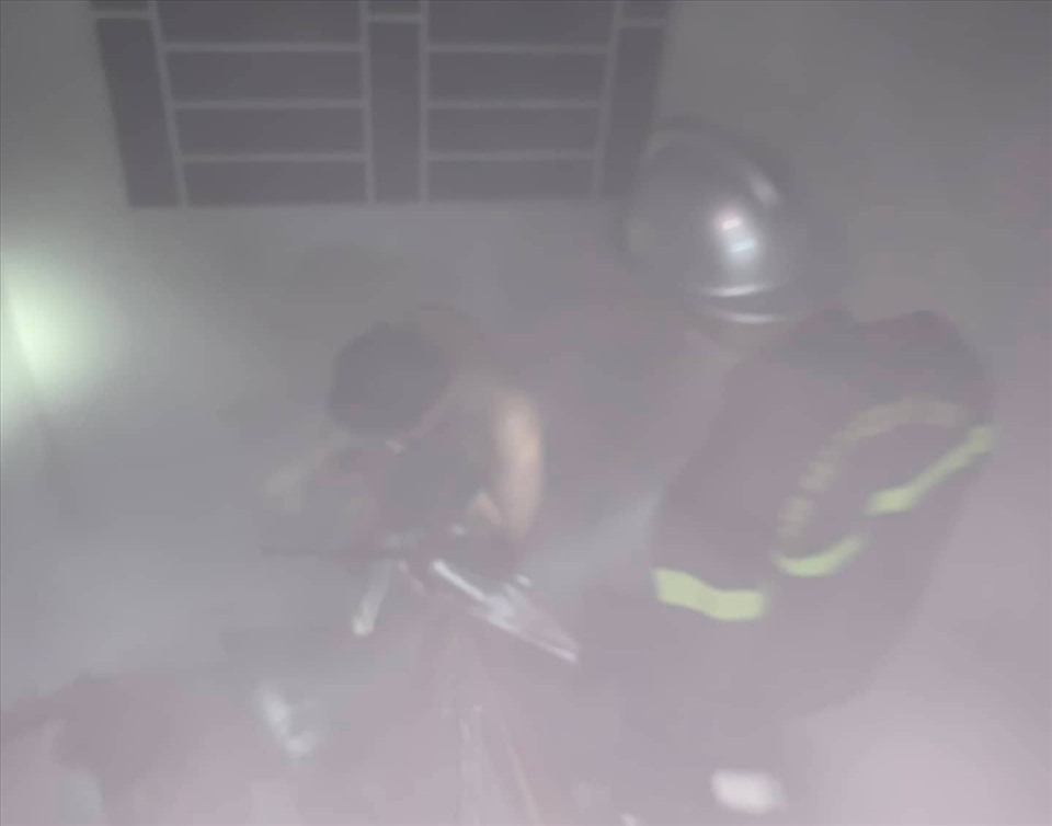 Cảnh sát PCCC giải cứu 9 người thoát khỏi đám cháy an toàn.